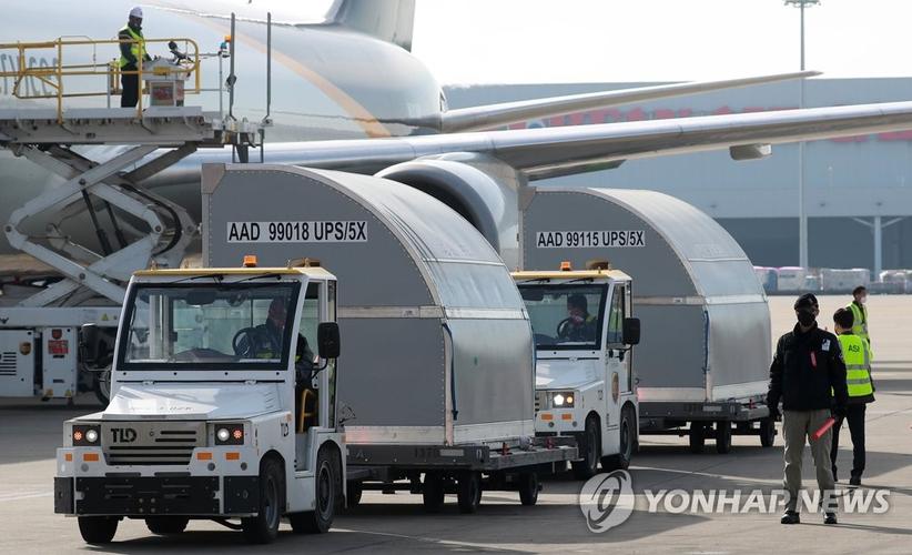 图为工作人员从联合包裹公司(ups)货运航班上卸货. 韩联社